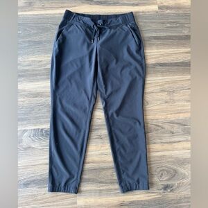 Athleta Black Lightweight Tapered Leg Pants sz 6